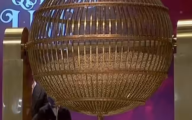 Gouden trommel met de nummerballetjes van de El Gordo-trekking